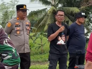 Kader Partai Gerindra Kabupaten Serang bersama TNI-Polri dan warga memotong rumput liar di bahu Jalan Raya Jongjing–Sentul saat aksi bersih-bersih HUT ke-18, Minggu, 15 Februari 2026