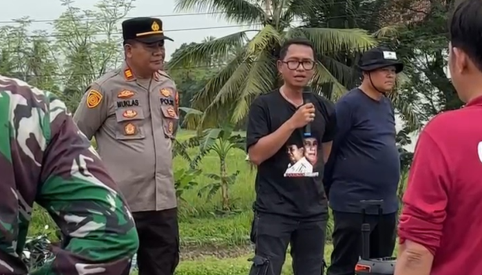 Kader Partai Gerindra Kabupaten Serang bersama TNI-Polri dan warga memotong rumput liar di bahu Jalan Raya Jongjing–Sentul saat aksi bersih-bersih HUT ke-18, Minggu, 15 Februari 2026