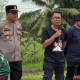 Kader Partai Gerindra Kabupaten Serang bersama TNI-Polri dan warga memotong rumput liar di bahu Jalan Raya Jongjing–Sentul saat aksi bersih-bersih HUT ke-18, Minggu, 15 Februari 2026