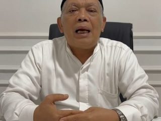 Ketua FKUB Kota Serang KH Matin Syarkowi mengajak warga meramaikan Kirab Budaya Lintas Iman dan menjaga kebersihan kawasan Royal Baroe, Kota Serang.
