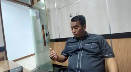 Ketua Fraksi Demokrat DPRD Kabupaten Serang, Azwar Anas, menyampaikan pernyataan usai Rapat Paripurna DPRD Kabupaten Serang, Rabu, 18 Februari 2026, terkait polemik TPS Bojong Menteng.