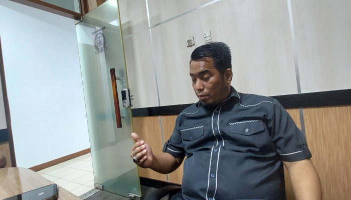 Ketua Fraksi Demokrat DPRD Kabupaten Serang, Azwar Anas, menyampaikan pernyataan usai Rapat Paripurna DPRD Kabupaten Serang, Rabu, 18 Februari 2026, terkait polemik TPS Bojong Menteng.