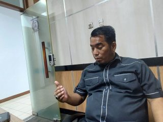 Ketua Fraksi Demokrat DPRD Kabupaten Serang, Azwar Anas, menyampaikan pernyataan usai Rapat Paripurna DPRD Kabupaten Serang, Rabu, 18 Februari 2026, terkait polemik TPS Bojong Menteng.