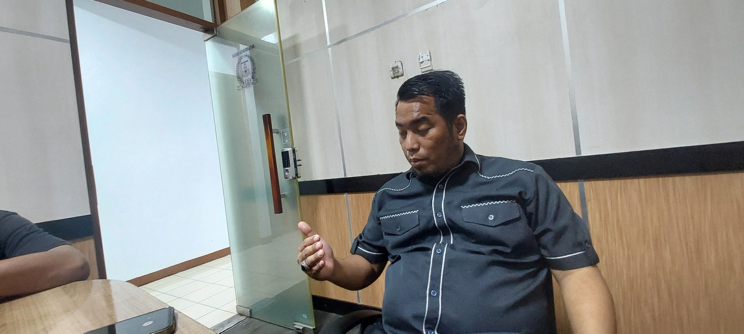 Ketua Fraksi Demokrat DPRD Kabupaten Serang, Azwar Anas, menyampaikan pernyataan usai Rapat Paripurna DPRD Kabupaten Serang, Rabu, 18 Februari 2026, terkait polemik TPS Bojong Menteng.