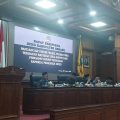 Ketua Fraksi PAN DPRD Kabupaten Serang, Desi Ferawati, menyampaikan pandangan umum fraksi dalam Rapat Paripurna DPRD Kabupaten Serang, Rabu, 18 Februari 2026