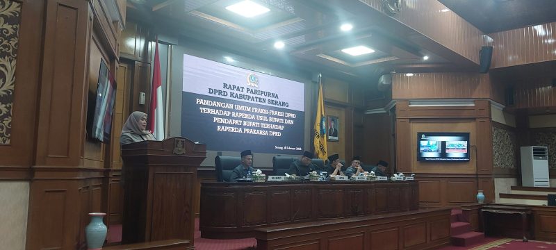 Ketua Fraksi PAN DPRD Kabupaten Serang, Desi Ferawati, menyampaikan pandangan umum fraksi dalam Rapat Paripurna DPRD Kabupaten Serang, Rabu, 18 Februari 2026