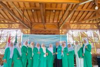 Ketua PC Fatayat NU Kota Serang, Neneng Paridah, saat memberikan arahan dalam Up Grading dan Raker 2025–2030 di Kebun Kebangsaan, Sabtu, 14 Februari 2026