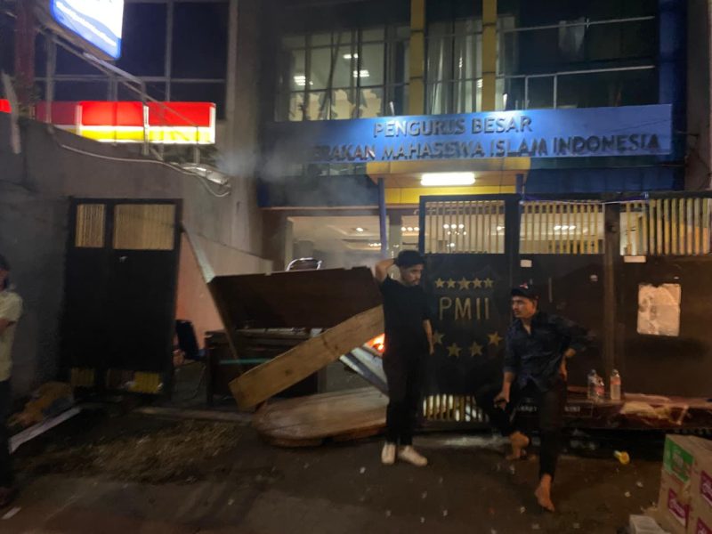 Kondisi sejumlah fasilitas di Sekretariat Pusat PB PMII yang rusak usai aksi perusakan pada 10 Februari 2026 malam.