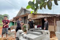 Mahasiswa BEM Banten Bersatu bersama warga melakukan peletakan batu pertama pembangunan Taman Baca Masyarakat dan renovasi Majlis Ta’lim di Huntara Kampung Cigobang, Lebak Gedong, Selasa, 10 Februari 2026