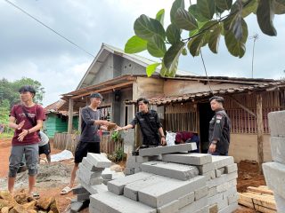 Mahasiswa BEM Banten Bersatu bersama warga melakukan peletakan batu pertama pembangunan Taman Baca Masyarakat dan renovasi Majlis Ta’lim di Huntara Kampung Cigobang, Lebak Gedong, Selasa, 10 Februari 2026