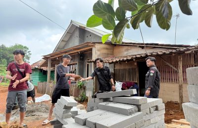 Mahasiswa BEM Banten Bersatu bersama warga melakukan peletakan batu pertama pembangunan Taman Baca Masyarakat dan renovasi Majlis Ta’lim di Huntara Kampung Cigobang, Lebak Gedong, Selasa, 10 Februari 2026