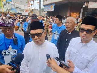 Pawai budaya lintas agama memeriahkan Kirab Budaya Lintas Iman FKUB Kota Serang di Royal Baroe, Minggu, 15 Februari 2025, dalam rangka menyambut Ramadan 1447 H dan Imlek 2026.