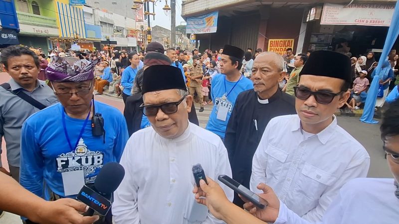 Pawai budaya lintas agama memeriahkan Kirab Budaya Lintas Iman FKUB Kota Serang di Royal Baroe, Minggu, 15 Februari 2025, dalam rangka menyambut Ramadan 1447 H dan Imlek 2026.