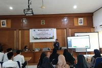 Peserta LDKR ROHIS SMKN 8 Kota Serang mengikuti pembekalan kepemimpinan dan manajemen organisasi di Aula SMKN 8 Kota Serang, Selasa, 10 Februari 2026