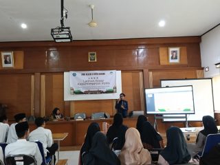 Peserta LDKR ROHIS SMKN 8 Kota Serang mengikuti pembekalan kepemimpinan dan manajemen organisasi di Aula SMKN 8 Kota Serang, Selasa, 10 Februari 2026