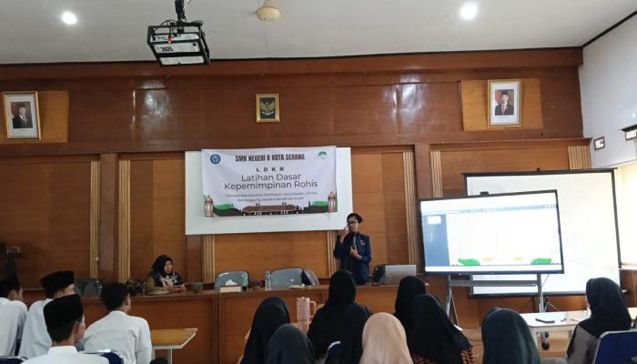 Peserta LDKR ROHIS SMKN 8 Kota Serang mengikuti pembekalan kepemimpinan dan manajemen organisasi di Aula SMKN 8 Kota Serang, Selasa, 10 Februari 2026