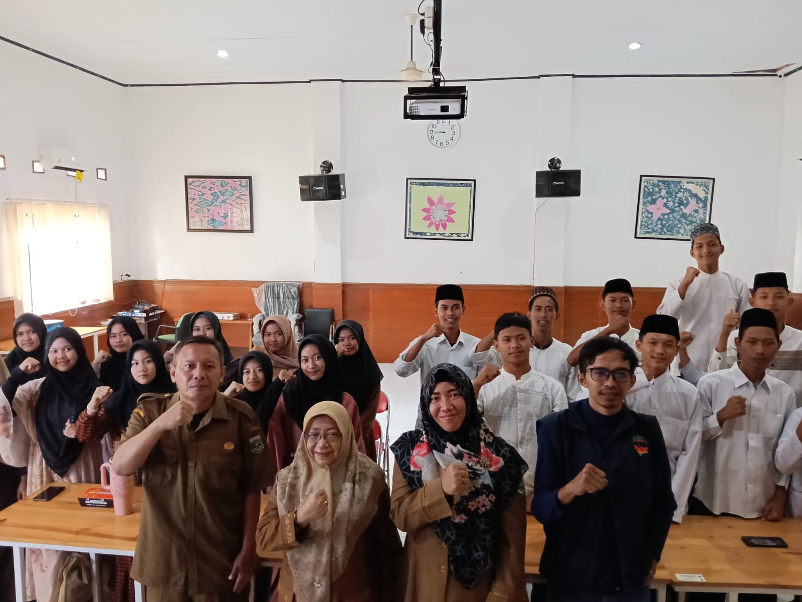 Peserta LDKR ROHIS SMKN 8 Kota Serang mengikuti pembekalan kepemimpinan dan manajemen organisasi di Aula SMKN 8 Kota Serang, Selasa, 10 Februari 2026