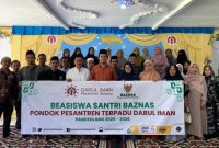 Pimpinan Pesantren Darul Iman Pandeglang, Dr KH Dede Permana, MA, saat memberikan arahan kepada wali santri kelas 12 terkait persiapan masuk perguruan tinggi negeri.