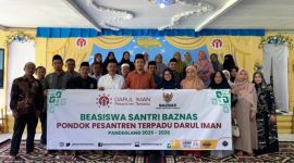 Pimpinan Pesantren Darul Iman Pandeglang, Dr KH Dede Permana, MA, saat memberikan arahan kepada wali santri kelas 12 terkait persiapan masuk perguruan tinggi negeri.