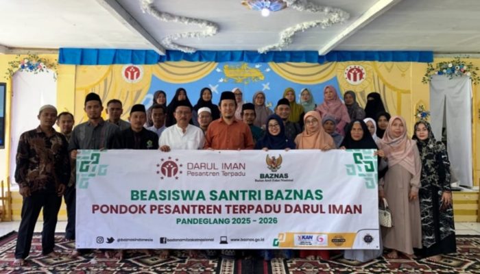 Pimpinan Pesantren Darul Iman Pandeglang, Dr KH Dede Permana, MA, saat memberikan arahan kepada wali santri kelas 12 terkait persiapan masuk perguruan tinggi negeri.