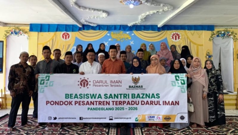 Pimpinan Pesantren Darul Iman Pandeglang, Dr KH Dede Permana, MA, saat memberikan arahan kepada wali santri kelas 12 terkait persiapan masuk perguruan tinggi negeri.