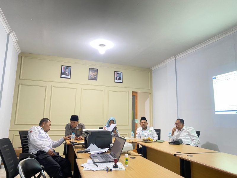 Pimpinan UIN SMH Banten dan jajaran BAZNAS Kota Cilegon berfoto bersama usai penandatanganan PKS program Beasiswa Satu Keluarga Satu Sarjana (SKSS) di Kantor BAZNAS Kota Cilegon, Senin, 9 Februari 2026