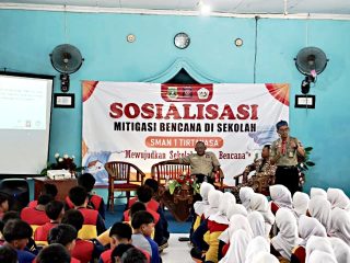 Relawan TAGANA Kabupaten Serang bersiaga saat menjalankan tugas kebencanaan di wilayah rawan bencana.