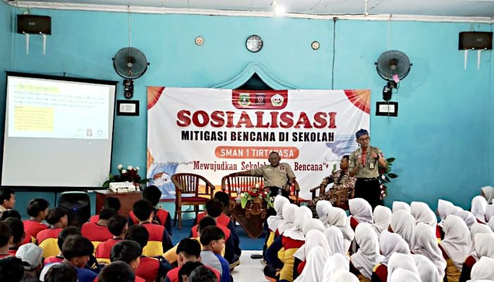 Relawan TAGANA Kabupaten Serang bersiaga saat menjalankan tugas kebencanaan di wilayah rawan bencana.
