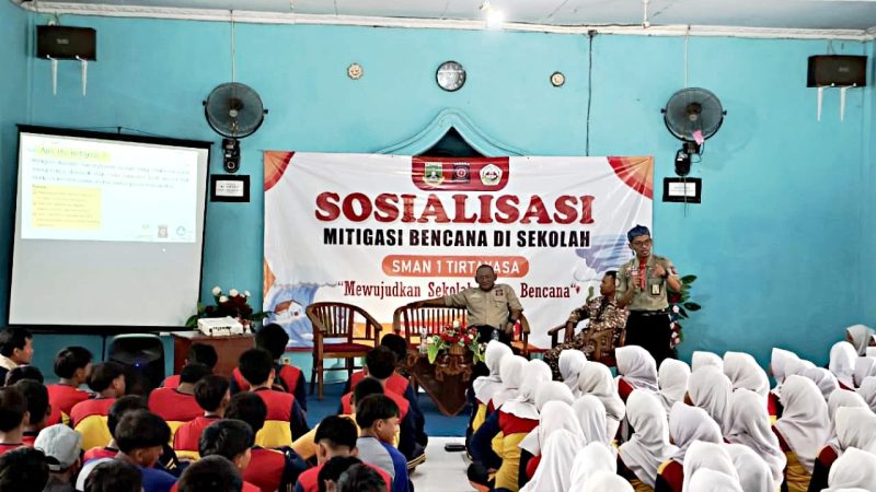 Relawan TAGANA Kabupaten Serang bersiaga saat menjalankan tugas kebencanaan di wilayah rawan bencana.