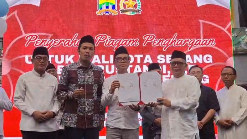 Ribuan warga menghadiri Kirab Budaya Lintas Iman di Royal Baroe, Kota Serang, Minggu, 15 Februari 2026, yang dirangkaikan dengan penandatanganan MoU antara FKUB Kota Serang dan UIN SMH Banten.