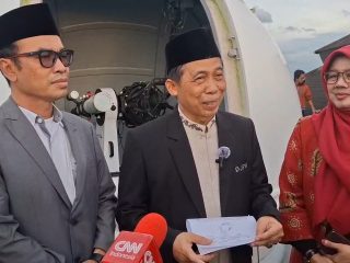 Tim Kemenag Banten bersama BMKG melakukan rukyatul hilal di Gedung Fakultas Syariah UIN Sultan Maulana Hasanuddin Banten, Selasa, 17 Februari 2026