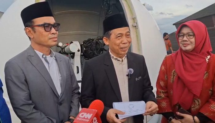 Tim Kemenag Banten bersama BMKG melakukan rukyatul hilal di Gedung Fakultas Syariah UIN Sultan Maulana Hasanuddin Banten, Selasa, 17 Februari 2026