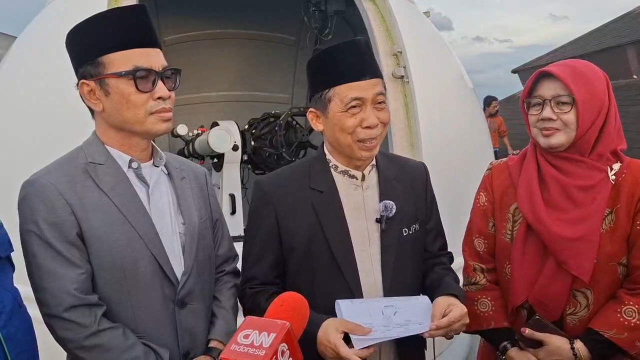 Tim Kemenag Banten bersama BMKG melakukan rukyatul hilal di Gedung Fakultas Syariah UIN Sultan Maulana Hasanuddin Banten, Selasa, 17 Februari 2026