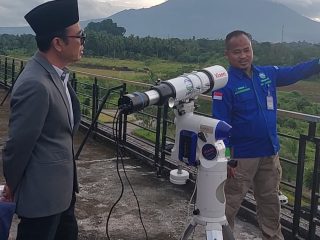 Tim UIN Sultan Maulana Hasanudin Banten bersama BMKG dan Kanwil Kemenag Banten memantau hilal di atap Gedung Fakultas Syariah, Kota Serang, Selasa, 17 Februari 2026