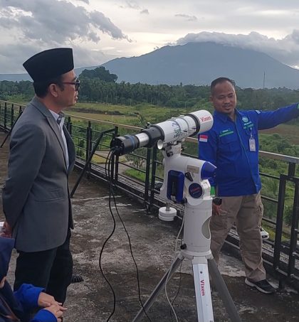 Tim UIN Sultan Maulana Hasanudin Banten bersama BMKG dan Kanwil Kemenag Banten memantau hilal di atap Gedung Fakultas Syariah, Kota Serang, Selasa, 17 Februari 2026