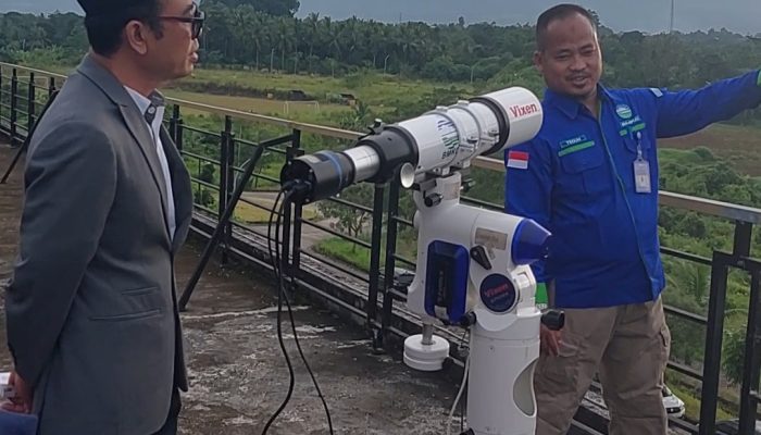 Tim UIN Sultan Maulana Hasanudin Banten bersama BMKG dan Kanwil Kemenag Banten memantau hilal di atap Gedung Fakultas Syariah, Kota Serang, Selasa, 17 Februari 2026