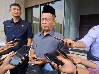 Wakil Bupati Serang Muhammad Najib Hamas saat menghadiri rapat pembahasan dua raperda lingkungan bersama DPRD Kabupaten Serang, Rabu, 18 Februari 2026