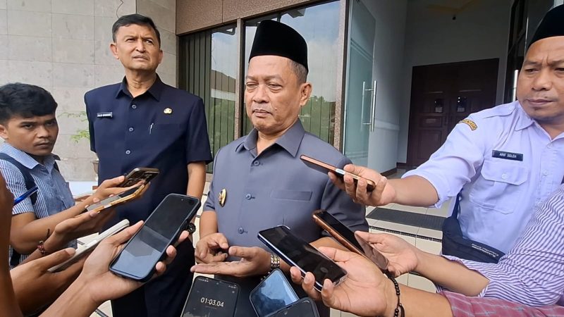 Wakil Bupati Serang Muhammad Najib Hamas saat menghadiri rapat pembahasan dua raperda lingkungan bersama DPRD Kabupaten Serang, Rabu, 18 Februari 2026