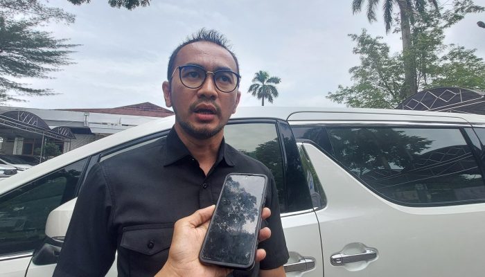 Wakil Ketua Komisi 3 DPRD Kabupaten Serang Eki Baihaki usai rapat pembahasan raperda lingkungan dan pengelolaan sampah di Gedung DPRD Kabupaten Serang, Rabu, 18 Februari 2026