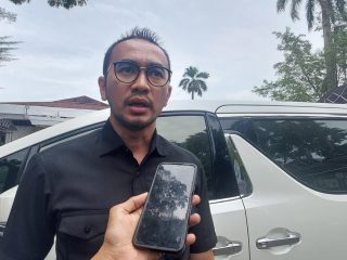 Wakil Ketua Komisi 3 DPRD Kabupaten Serang Eki Baihaki usai rapat pembahasan raperda lingkungan dan pengelolaan sampah di Gedung DPRD Kabupaten Serang, Rabu, 18 Februari 2026
