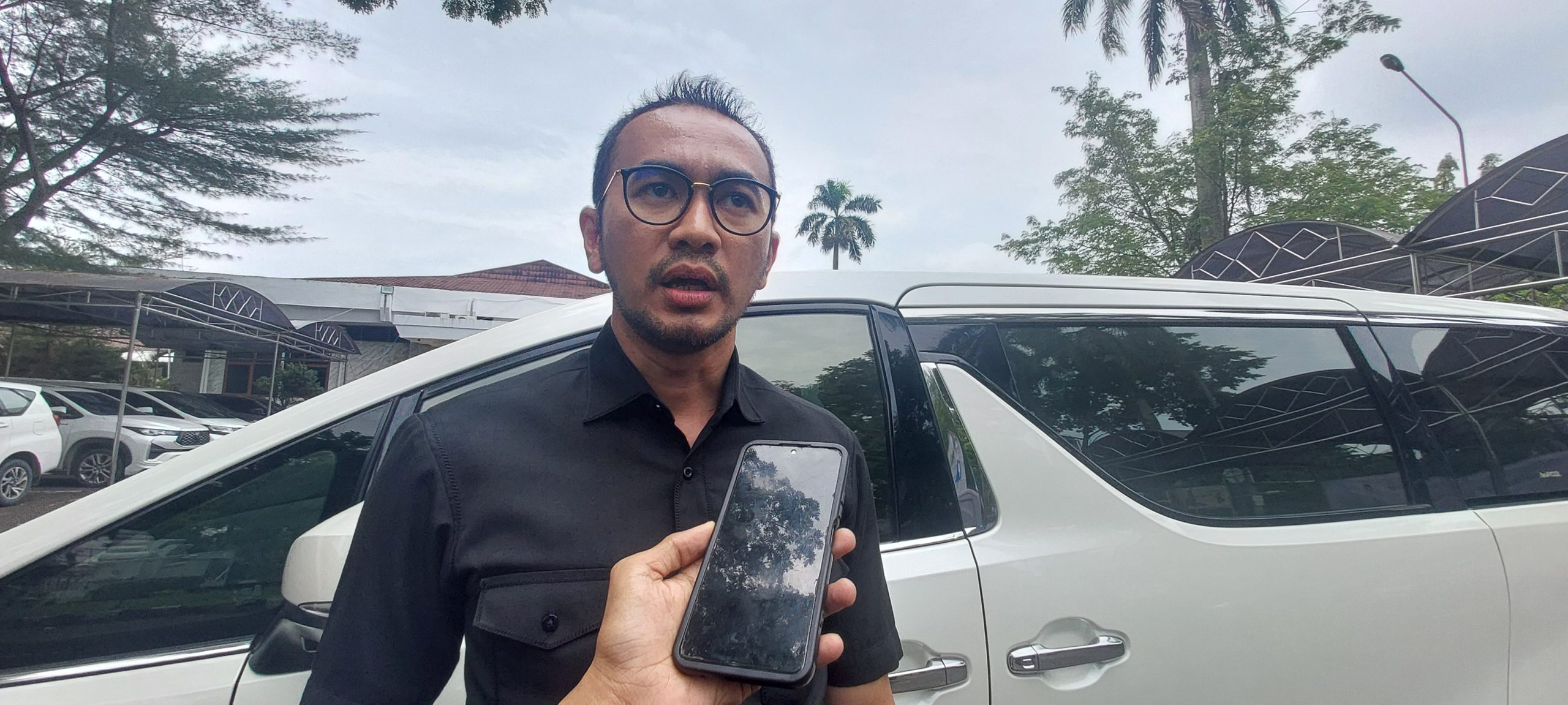 Wakil Ketua Komisi 3 DPRD Kabupaten Serang Eki Baihaki usai rapat pembahasan raperda lingkungan dan pengelolaan sampah di Gedung DPRD Kabupaten Serang, Rabu, 18 Februari 2026