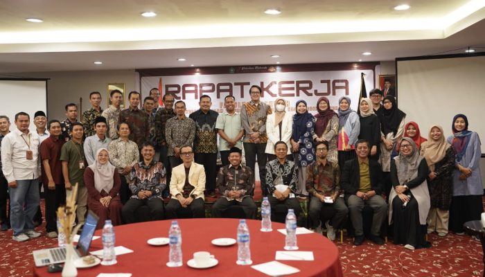 Wakil Rektor II UIN Sultan Maulana Hasanuddin Banten, Ali Muhtarom, menyampaikan sambutan pada Rapat Kerja Fakultas Dakwah di Grand Serpong Hotel, Tangerang.