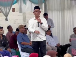 Ahmad Muhibbin saat berdialog dengan warga di Desa Pegandikan Kecamatan Lebakwangi dalam kegiatan reses masa persidangan, Selasa, 3 Maret 2026
