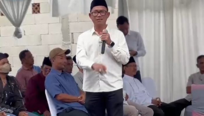 Ahmad Muhibbin saat berdialog dengan warga di Desa Pegandikan Kecamatan Lebakwangi dalam kegiatan reses masa persidangan, Selasa, 3 Maret 2026