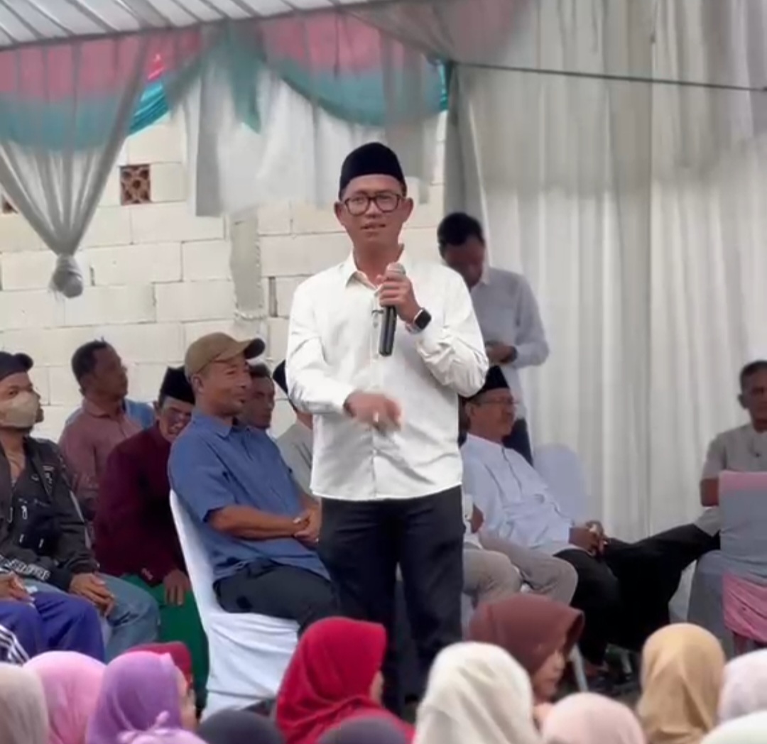 Ahmad Muhibbin saat berdialog dengan warga di Desa Pegandikan Kecamatan Lebakwangi dalam kegiatan reses masa persidangan, Selasa, 3 Maret 2026