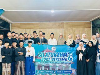 Alumni Madrasah Aliyah dan Pondok Pesantren Al Fathaniyah angkatan 2020–2022 saat menggelar kegiatan silaturahmi, saresehan, dan buka puasa bersama dengan santri dan masyayikh di Aula Pondok Pesantren Al Fathaniyah, Sabtu, 7 Maret 2026