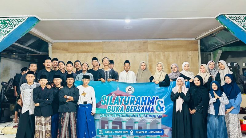 Alumni Madrasah Aliyah dan Pondok Pesantren Al Fathaniyah angkatan 2020–2022 saat menggelar kegiatan silaturahmi, saresehan, dan buka puasa bersama dengan santri dan masyayikh di Aula Pondok Pesantren Al Fathaniyah, Sabtu, 7 Maret 2026