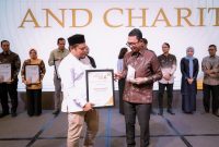 Anggota DPRD Kabupaten Serang Ahmad Muhibbin menerima Ekbispar Award 2026 di Aston Serang atas gagasannya mendorong program puskesmas terapung untuk meningkatkan layanan kesehatan masyarakat kepulauan.