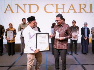 Anggota DPRD Kabupaten Serang Ahmad Muhibbin menerima Ekbispar Award 2026 di Aston Serang atas gagasannya mendorong program puskesmas terapung untuk meningkatkan layanan kesehatan masyarakat kepulauan.