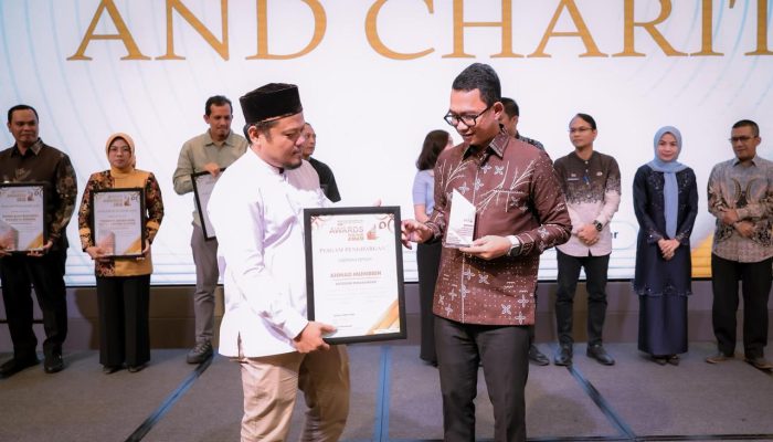 Anggota DPRD Kabupaten Serang Ahmad Muhibbin menerima Ekbispar Award 2026 di Aston Serang atas gagasannya mendorong program puskesmas terapung untuk meningkatkan layanan kesehatan masyarakat kepulauan.
